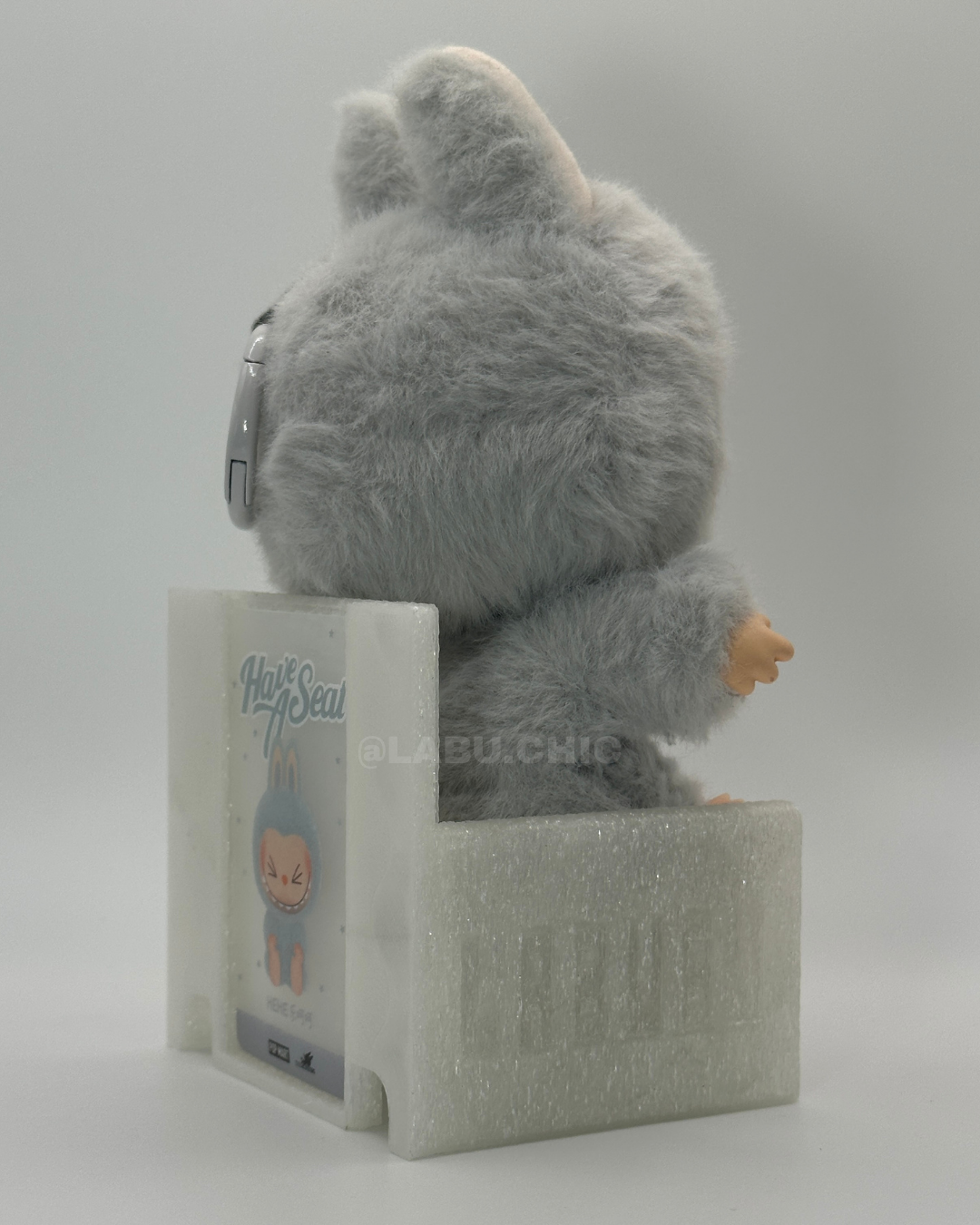 LabuChic V2 White Glow Display Chair