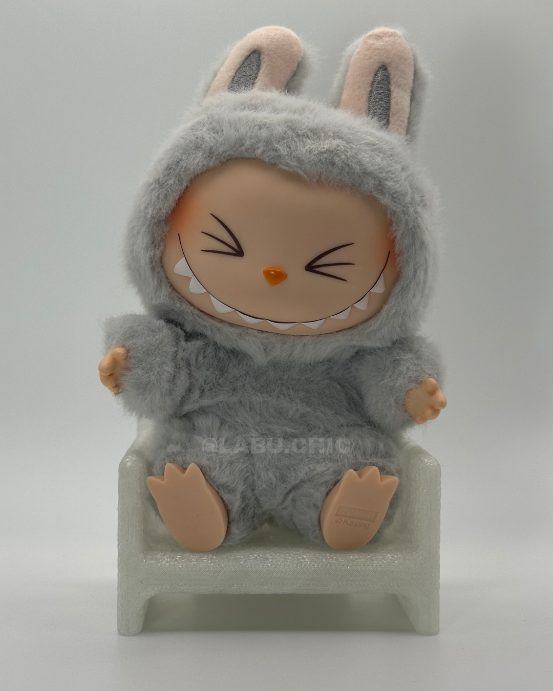 LabuChic V2 White Glow Display Chair