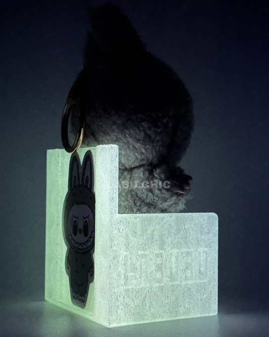 LabuChic V1 White Glow Display Chair